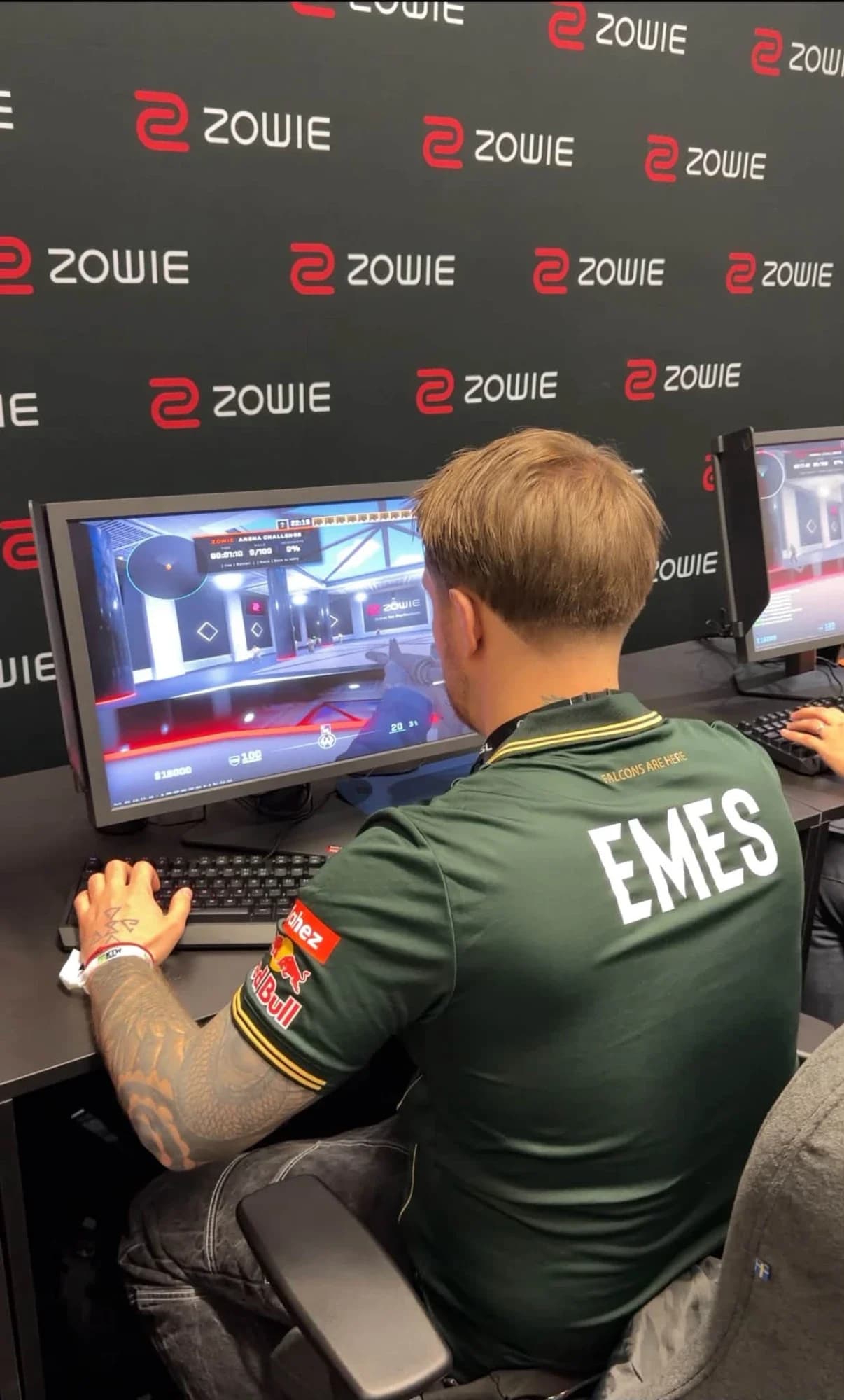 EMES przy stanowisku ZOWIE, gra w Counter-Strike 2